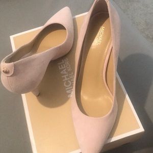 Size 8 blush Michael Kors velvet pumps